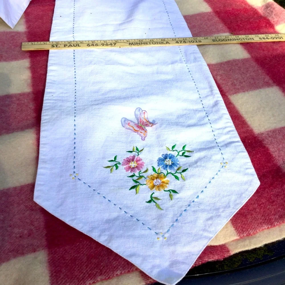 🦋 FLORAL TABLERUNNER w/BEAUTIFUL BUTTERFLIES